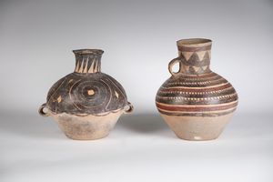 Arte Cinese - Due vasi in terracotta con decoro geometricoCina, periodo Neolitico, Cultura Majiayao, fase Machang, ca. 2500-1800 a.C.