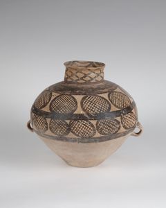 Arte Cinese - Vaso in terracotta decorato a policromia geometricaCina, periodo Neolitico, cultura Mijiayao, fase Banshan, ca. 2700-2000 a.C.