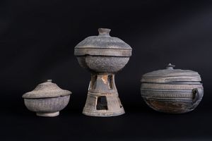 Arte Sud-Est Asiatico - Lotto composto da tre contenitori in terracotta scura Corea, Periodo Silla, I secolo AC- X secolo DC