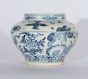 Arte Sud-Est Asiatico - Vaso in ceramica bianca e blu dipinto con motivi vegetali e nuvole Vietnam, XV secolo
