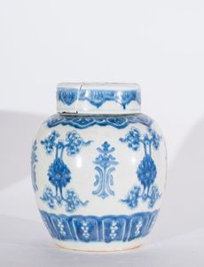 Arte Cinese - Vaso in porcellana bianco blu dipinto a motivo floreale e recante marchio a doppio cerchio sulla baseCina, dinastia Qing, XVII secolo