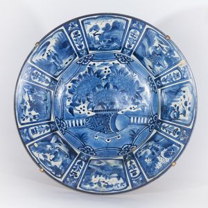 ARTE GIAPPONESE - Grande vassoio in porcellana arita Giappone, XVII secolo