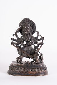 Arte Himalayana - Un bronzo devozionale raffigurante Durga MahisasuramardiniNepal, XIX secolo
