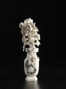 Arte Cinese - Vaso in avorio scolpito ed incisoCina, inizio XX secolo