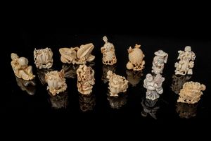 ARTE GIAPPONESE - Gruppo di dodici netsuke, tabacchiere ed okimono in avorio scolpito Giappone, XIX secolo