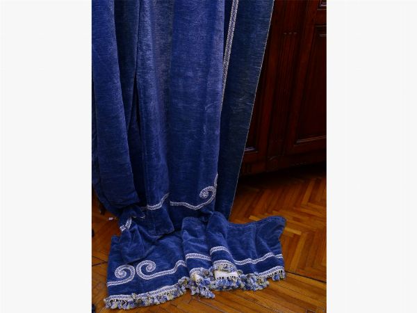Coppia di tende in velluto azzurro  - Asta ASTA 0201 - La casa fiorentina del soprano Marcella Tassi - Associazione Nazionale - Case d'Asta italiane