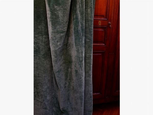 Coppia di tende verde smeraldo in velluto  - Asta ASTA 0201 - La casa fiorentina del soprano Marcella Tassi - Associazione Nazionale - Case d'Asta italiane