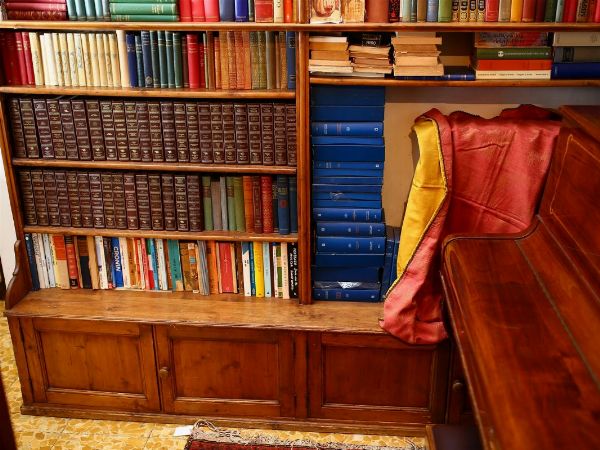 Libreria a giorno in legno tenero  - Asta ASTA 0201 - La casa fiorentina del soprano Marcella Tassi - Associazione Nazionale - Case d'Asta italiane