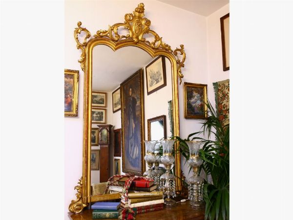 Grande specchiera in legno intagliato dorato  - Asta ASTA 0201 - La casa fiorentina del soprano Marcella Tassi - Associazione Nazionale - Case d'Asta italiane