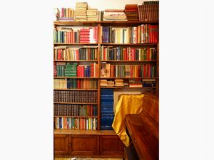 Libreria a giorno in legno tenero  - Asta ASTA 0201 - La casa fiorentina del soprano Marcella Tassi - Associazione Nazionale - Case d'Asta italiane