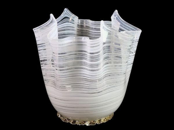 Vaso a forma di fazzoletto in vetro soffiato  - Asta Asta 202 - Only Glass - Associazione Nazionale - Case d'Asta italiane