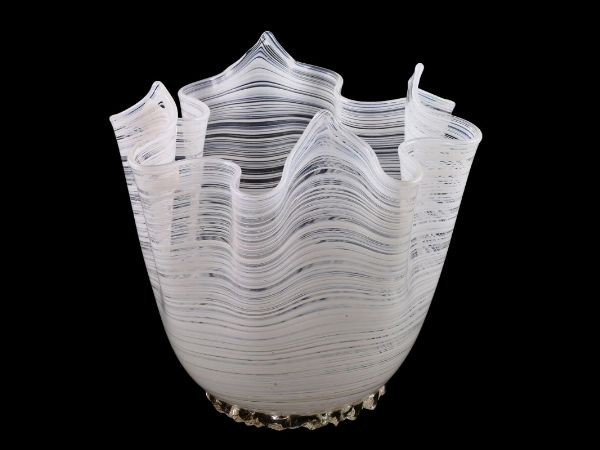 Vaso a forma di fazzoletto in vetro soffiato  - Asta Asta 202 - Only Glass - Associazione Nazionale - Case d'Asta italiane