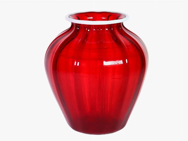 Vaso costolato in vetro rosso rubino  - Asta Asta 202 - Only Glass - Associazione Nazionale - Case d'Asta italiane