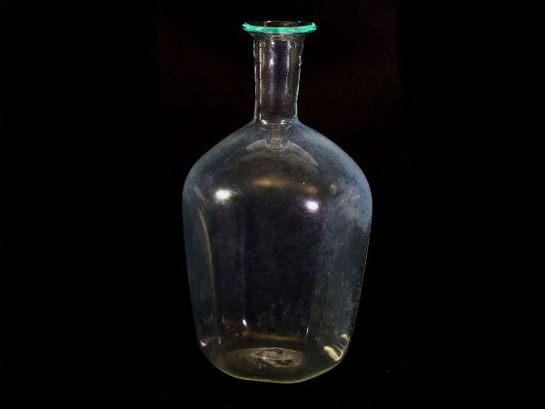 Una bottiglia in vetro incolore  - Asta Asta 202 - Only Glass - Associazione Nazionale - Case d'Asta italiane