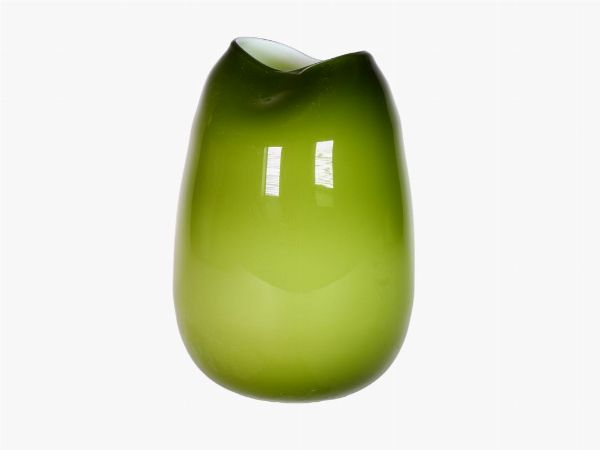 Vaso in vetro verde olio incamiciato  - Asta Asta 202 - Only Glass - Associazione Nazionale - Case d'Asta italiane