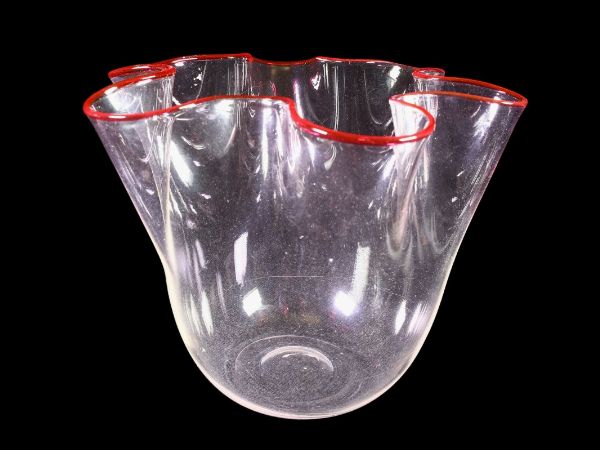 Un vaso a fazzoletto in vetro incolore  - Asta Asta 202 - Only Glass - Associazione Nazionale - Case d'Asta italiane