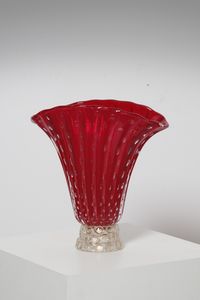 BAROVIER & TOSO - Vaso in vetro trasparente rosso decorato con costolature e bolle regolari. Base in vetro trasparente decorato a bugen, anni Ottanta.