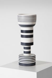 SOTTSASS ETTORE (1917 - 2007) - Vaso calice serie bianco/nera per Bitossi Montelupo, 1959