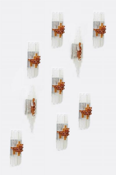 POLIARTE : Serie di nove lampade a parete con struttura in metallo e prismi in vetro ghiacciato e vetro colorato. Anni '70  - Asta Asta 181 Illuminazione - Associazione Nazionale - Case d'Asta italiane