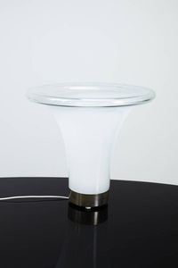 VISTOSI - Lampada da tavolo in metallo cromato  diffusore in vetro satinato. Anni '70 h cm 50