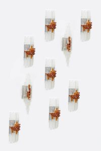 POLIARTE - Serie di nove lampade a parete con struttura in metallo e prismi in vetro ghiacciato e vetro colorato. Anni '7 [..]