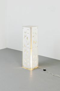GAICOMO BENEVELLI - Lampada in metallo verniciato e plexi. Prod. Missaglia anni '60 cm 101x31x31