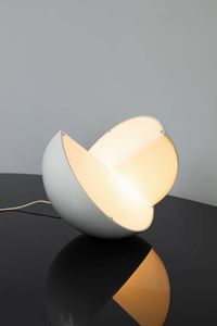 REGGIANI - Lampada da tavolo in metallo e plexi. Anni '70 Provenienza: Casa Reggiani cm 35x40