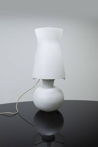 PRODUZIONE ITALIANA - Lampada da tavolo in metallo e vetro satinato. Anni '60