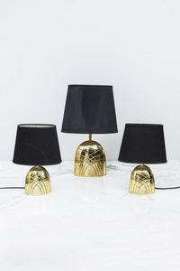 PRODUZIONE ITALIANA - Tre lampade da tavolo in fusione di ottone. Anni '70 rispettivamente cm 60x38x25; 38x27x14