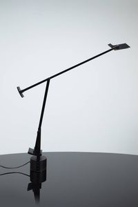 RICHARD SAPPER - Lampada da tavolo a luce alogena in alluminio laccato e resina. h cm 117 Bibl.: Giuliana Gramigna  Repertorio  [..]