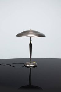 PRODUZIONE ITALIANA - Lampada da tavolo in ottone con diffusore orientabile. Anni '50 h cm 36