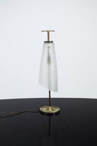 PRODUZIONE ITALIANA - Lampada da tavolo in ottone  diffusore in vetro satinato. Anni '50 h cm 54