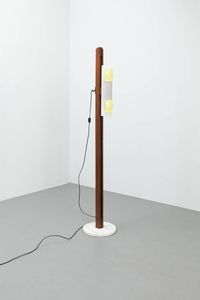 PRODUZIONE ITALIANA - Lampada da terra con fusto in legno di teak  diffusore in perspex  base in marmo. Anni '50 h cm 180