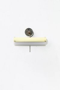 GIUSEPPE OSTUNI - Lampada a parete in ottone  diffusore in metallo verniciato e perspex. Prod. O-luce anni '50 cm 28x30