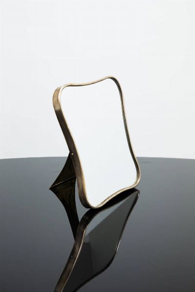 PRODUZIONE ITALIANA : Specchio da tavolo con cornice e struttura in ottone. Anni '50 cm 36x30x4  - Asta Asta 182 - Associazione Nazionale - Case d'Asta italiane