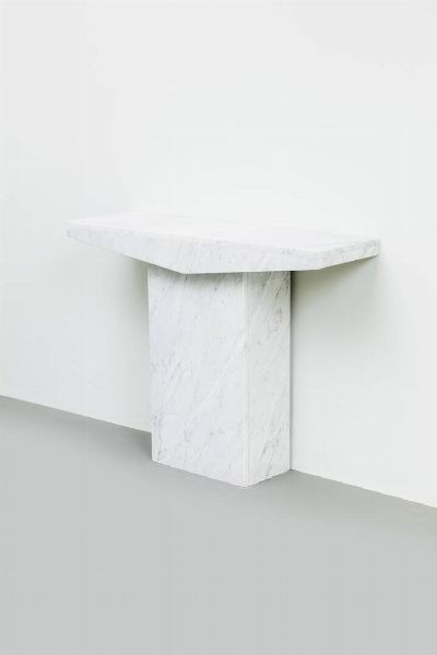 PRODUZIONE ITALIANA : Coppia di consoles in marmo bianco di Carrara. Anni '60 cm 77x100x30  - Asta Asta 182 - Associazione Nazionale - Case d'Asta italiane