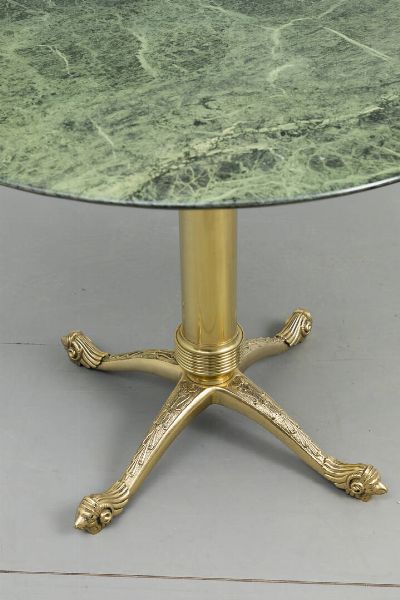 PRODUZIONE ITALIANA : Tavolo con sostegno a tripode in bronzo  piano in marmo verde Alpi. Anni '50 cm 77x100  - Asta Asta 182 - Associazione Nazionale - Case d'Asta italiane