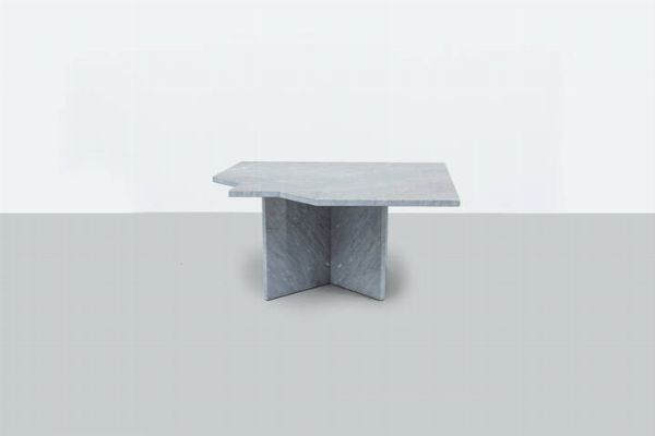 PRODUZIONE ITALIANA : Tavolino in marmo  Anni '70 cm 38x80x80  - Asta Asta 182 - Associazione Nazionale - Case d'Asta italiane