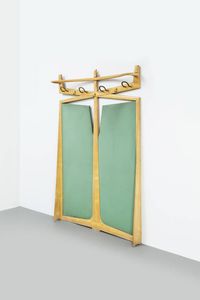 PRODUZIONE ITALIANA - Appendiabiti da parete in legno d'acero e ottone  imbottitura rivestita in skai. Anni '50 cm 192x130x15