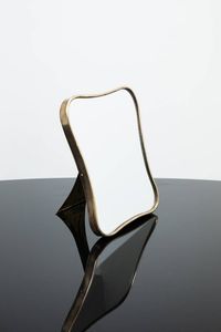 PRODUZIONE ITALIANA - Specchio da tavolo con cornice e struttura in ottone. Anni '50 cm 36x30x4