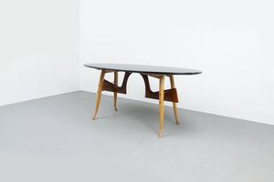 SCUOLA TORINESE - Tavolo in legno d'acero e legni di varie essenze  ottone  piano in vetro opalino scuro. Anni '50 cm 80x184x90