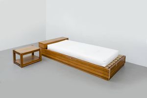 MARIO PASSANTI - Letto con mobile contenitore e comodino in legno di noce. Anni '60 letto cm 41x228x105 comodino cm 37x60x43