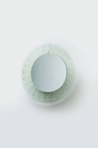 MAX INGRAND - Specchio da parete retroilluminato in cristallo curvato con elementi in vetro sagomato e molato. Prod. Fontana  [..]