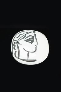 PABLO PICASSO E 1881 - 1973 F - Formella in terracotta bianca con ossido nero. Anni '50 Marcata al retro Empreinte originale de Picasso  Madoura  [..]
