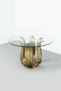 PRODUZIONE ITALIANA - Tavolo rotondo con supporto in ottone modellato a foglie  piano in vetro molato. Anni '60 cm 75x130