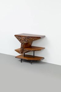 GIAN PAOLO ZALTRON  attribuito - Mobile contenitore in legno di noce con fronte intagliato. Anni '50 cm 82x82x45