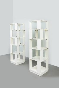 PRODUZIONE ITALIANA - Coppia di librerie in legno laccato  ante in cristallo  particolari e maniglie in ottone. Anni '60 cm 202x55x5 [..]