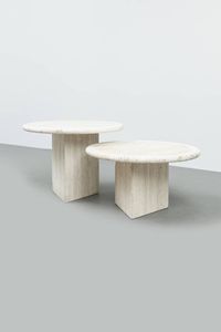 PRODUZIONE ITALIANA - Coppia di tavolini in travertino. Anni '70 rispettivamente cm 44x61 e 33x61