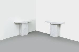 PRODUZIONE ITALIANA - Coppia di consoles in marmo bianco di Carrara. Anni '60 cm 77x100x30
