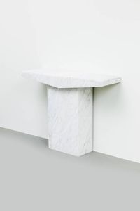 PRODUZIONE ITALIANA : Coppia di consoles in marmo bianco di Carrara. Anni '60 cm 77x100x30  - Asta Asta 182 - Associazione Nazionale - Case d'Asta italiane
